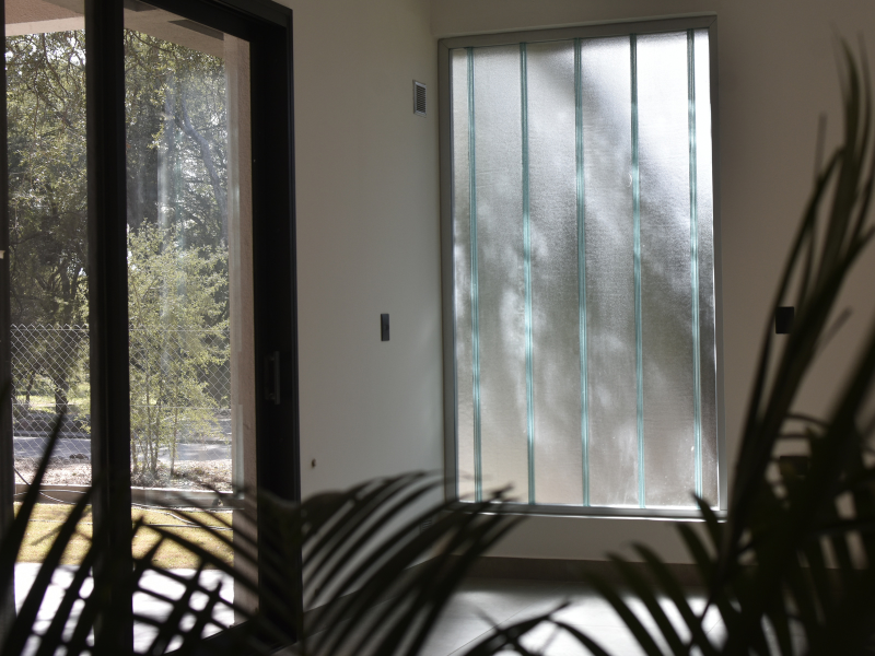 Ventana de aluminio con DVH instalada en vivienda, aislamiento térmico para ahorro en calefacción
